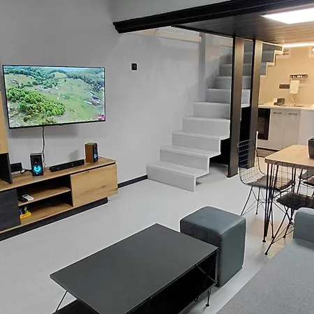 Nitro 3 Premium - Wine Tasting - Souvenir - Art Gallery - Private Guided Tours - Relaxing - Romantic Апартаменти Скоп'є